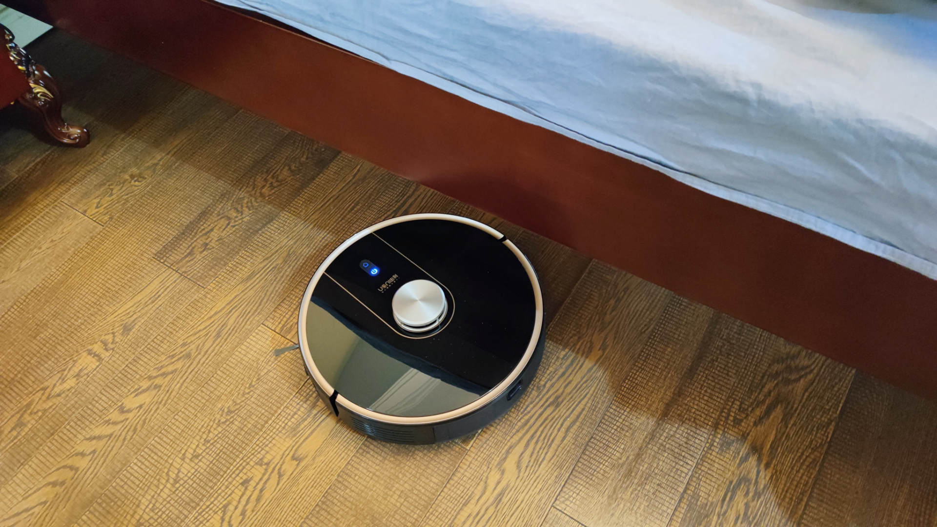 如何操作智能自动吸尘扫地机 (最简单的集尘扫地机器人)