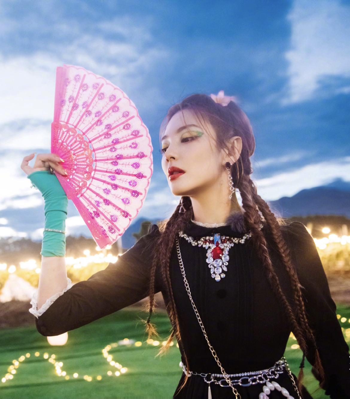 张雨绮泰国穿搭吊带小黑裙,张雨绮夏季私服穿搭