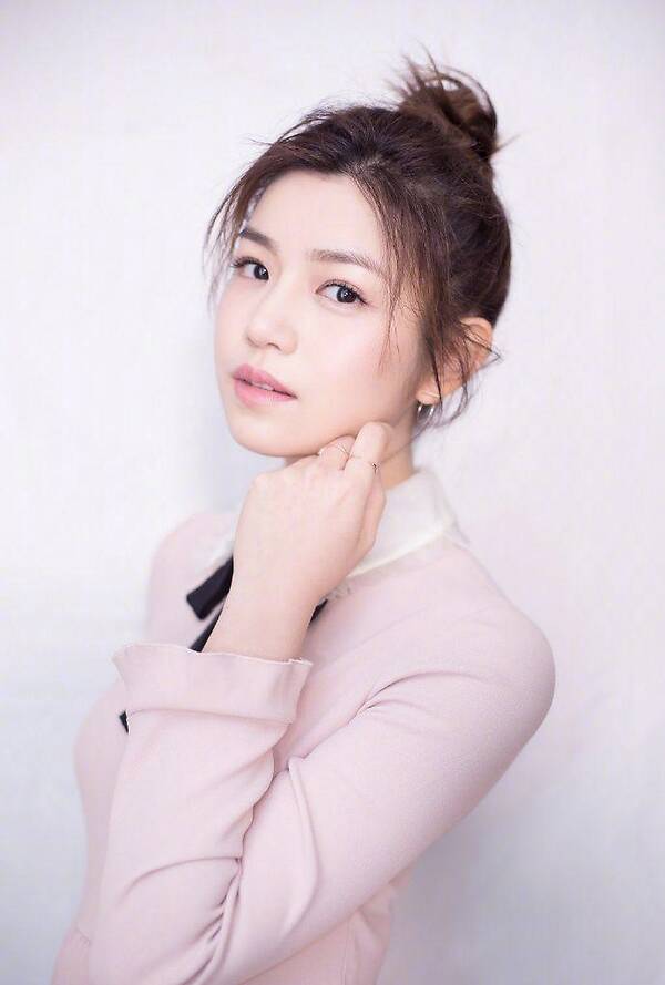 不烫不染圆脸女生适合的发型,圆脸适合黑长直还是适合自然刘海