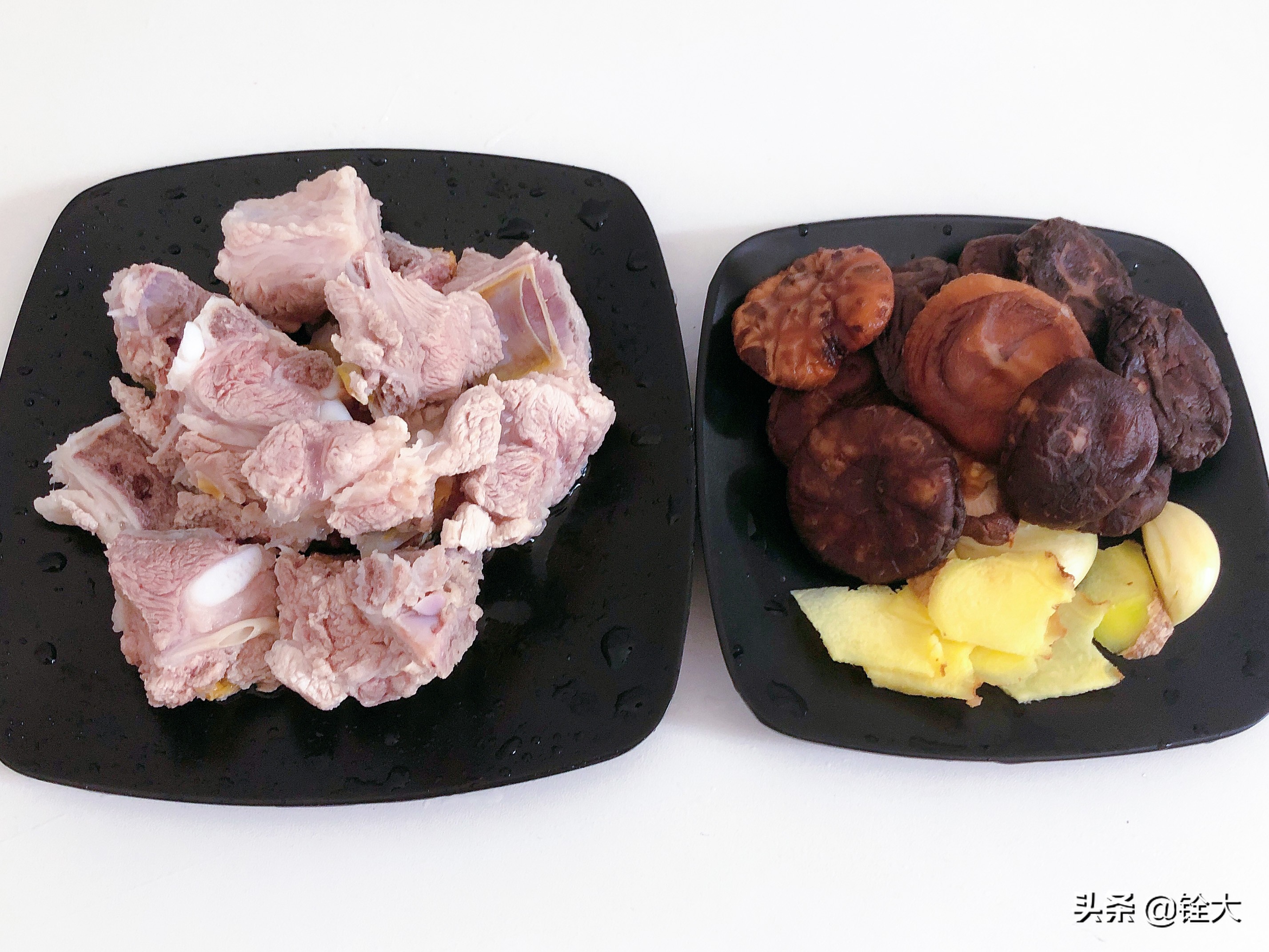 1根猪排骨和1把干香菇，小火慢炖，出锅味道浓郁，排骨软烂咸香