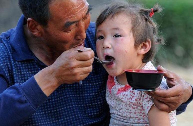 孩子衣来伸手饭来张口视频,如何提高宝宝开口欲望