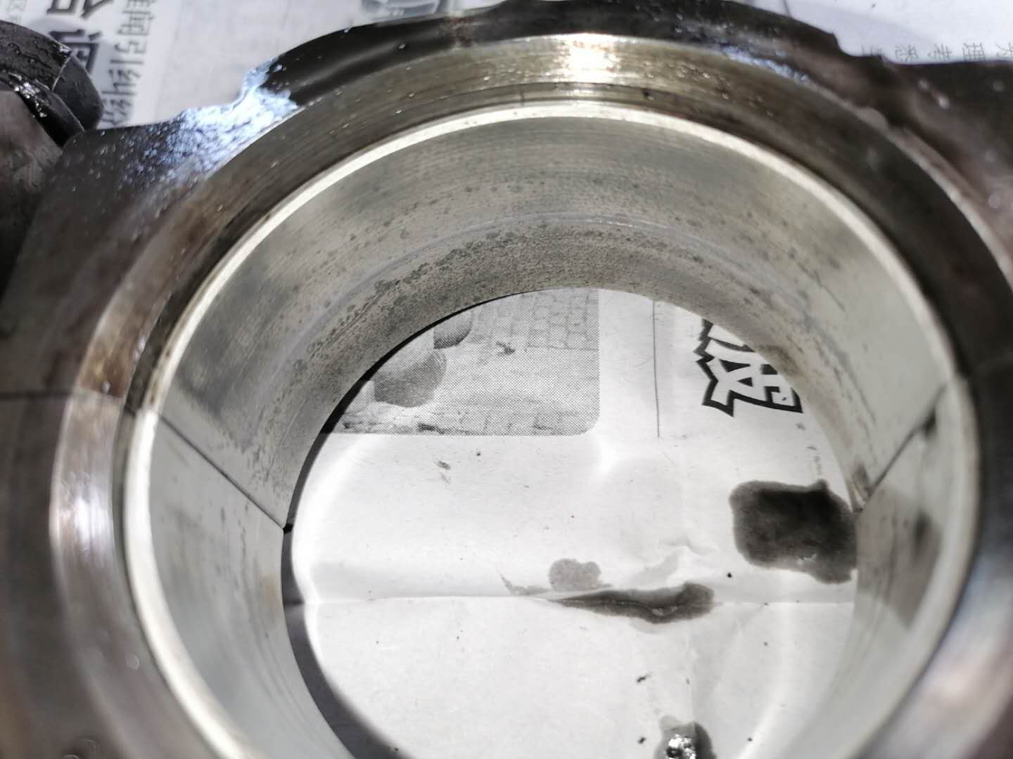 才跑4万公里货车烧机油怎么回事,发动机烧机油活塞发黑