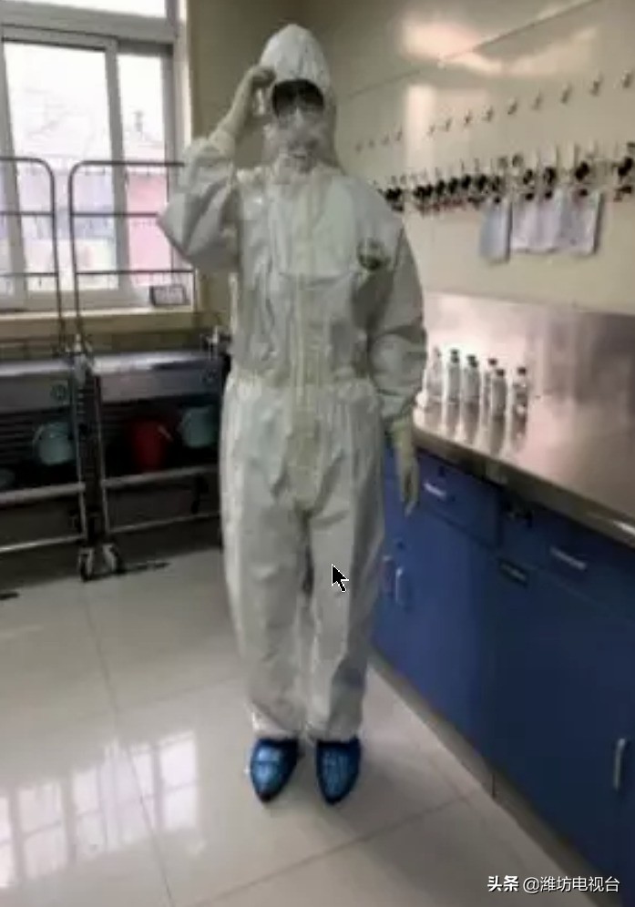 美小护正在为住院患者宣教,美小护抗疫宣教队