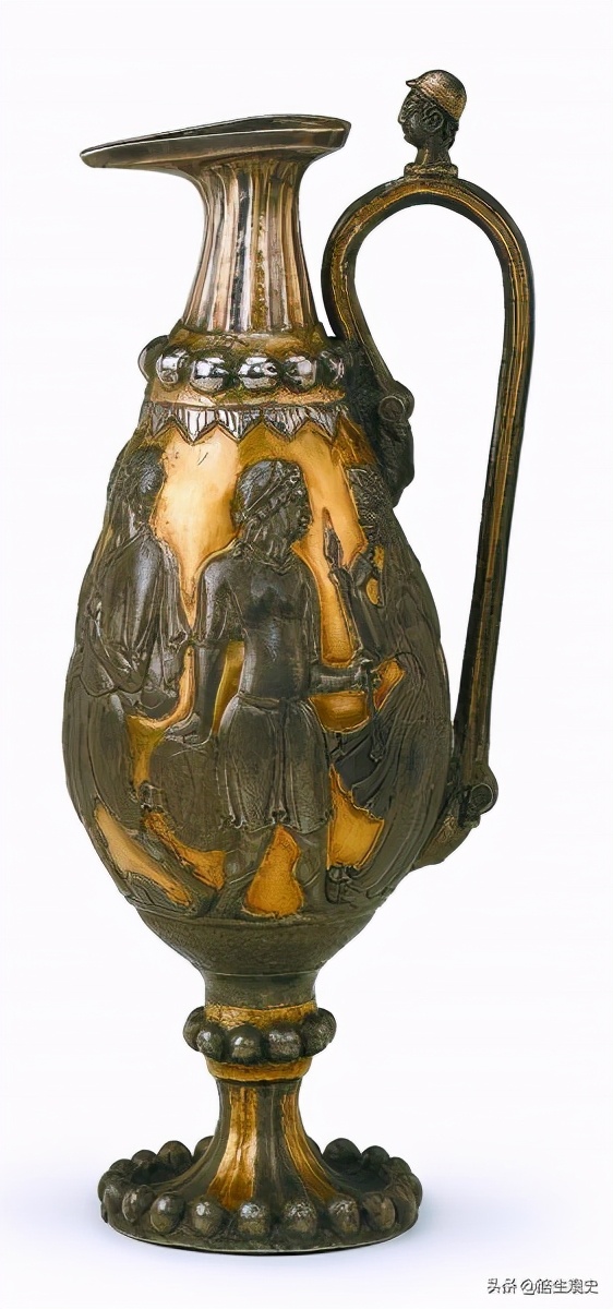 马步芳盗挖青海都兰古墓，派1个工兵营进驻，拿走金银器留下丝绸