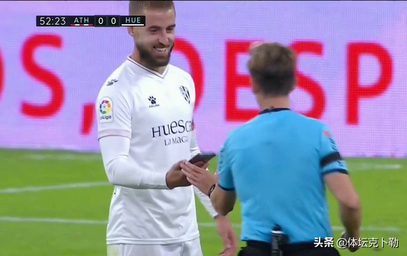 错怪中国球员！佩戴项链算什么，看看五大联赛球员，拿手机戴手表