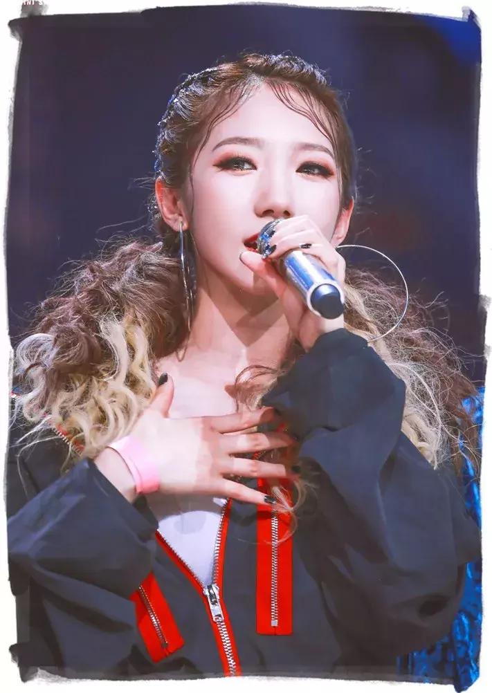 别再披头发了这3款扎发才好看,半披长发怎么扎好看