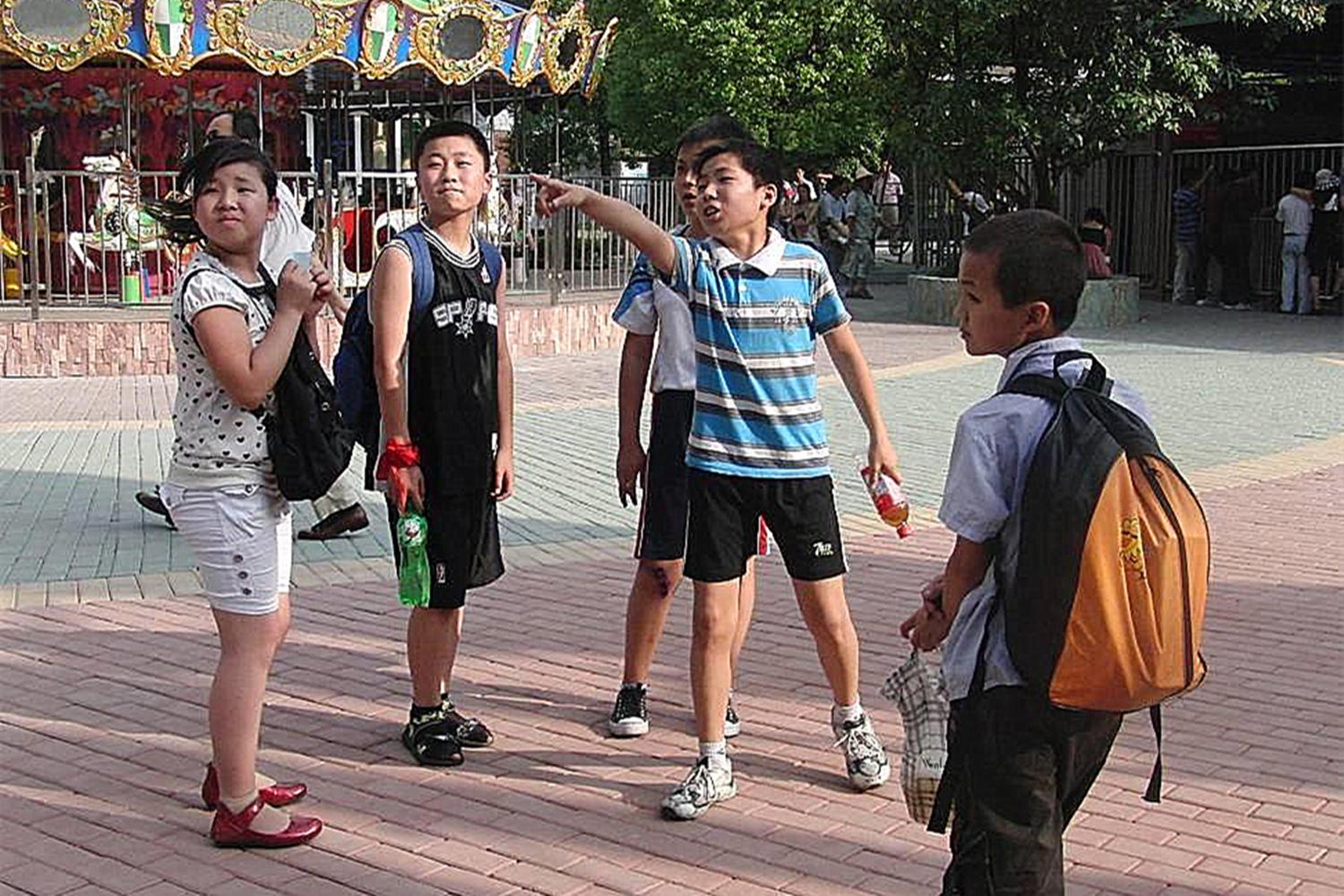 孩子被欺负妈妈教她还击,宝宝被欺负家长当时该怎么做