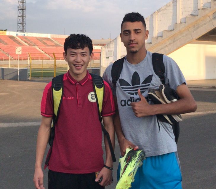 在巴西踢足球的中国小帅哥,巴西贫民窟足球少年