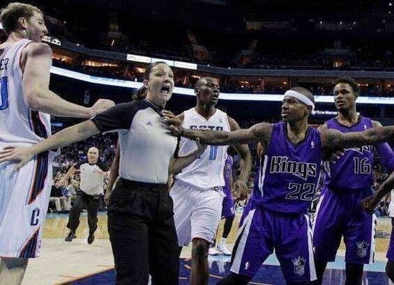 裁判驱离小托马斯,小托马斯被犯规