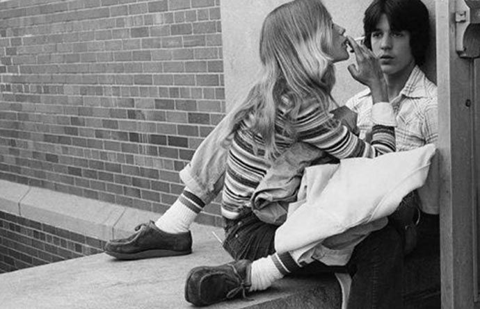 人无不性：夫妻俩在应急车道体验“夫妻生活”，孩子在副驾驶睡觉