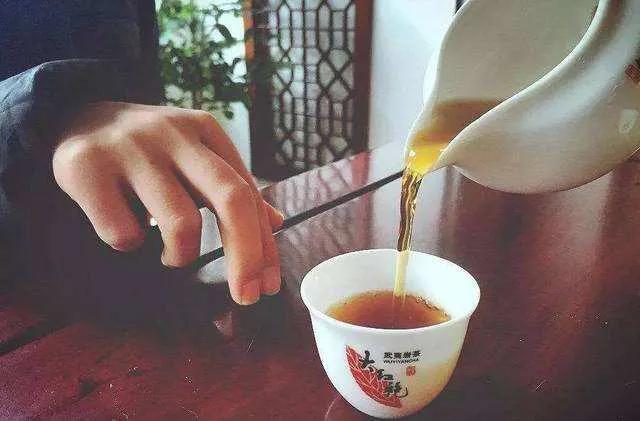 喝茶时要懂的规矩，学会这10个礼仪，不会被人笑话，赶紧学一下