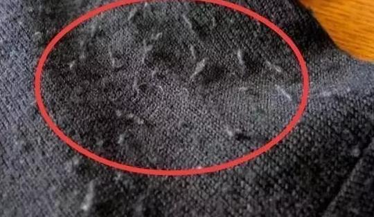 有汗渍的衣服怎么洗用什么办法,洗过的衣服上面有毛絮怎么弄