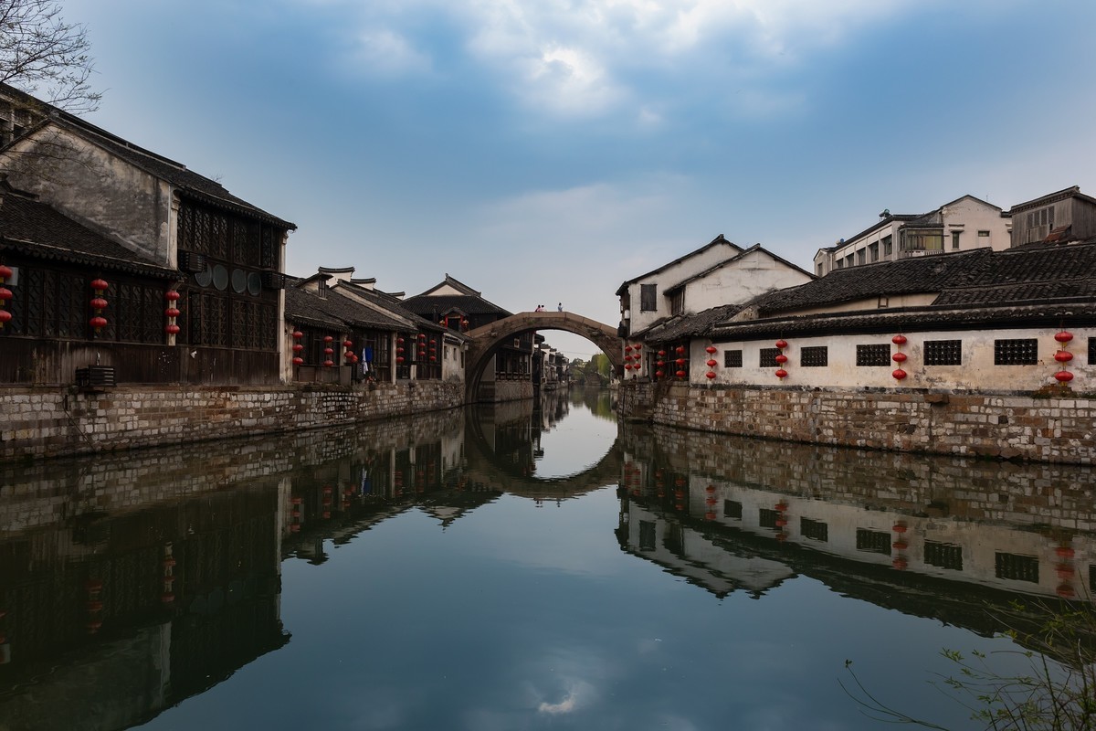 此处早期因湖蚕丝富甲一方，被称为丝绸之府，有700年历史