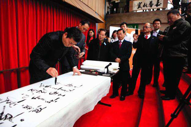 现代书法大师颇受争论，沦为过街老鼠，是谁败坏了书法界？