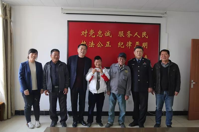 威海初村镇：证件问题落了地，一面锦旗表谢意