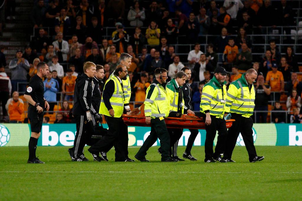 太冲动！法球员因赛事争执猝不及防咬住对方*体下**，被禁赛5年