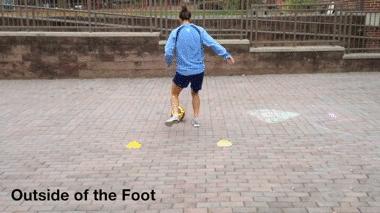 足球转身踢球训练方法,足球拉球转身过人教学