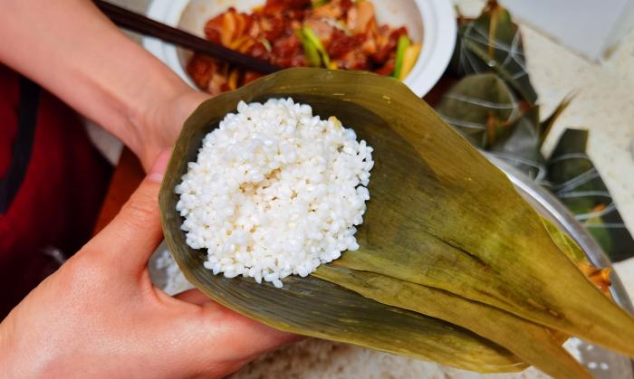 煮粽子的正确做法用冷水还是热水,怎么煮粽子粽子需要煮几分钟