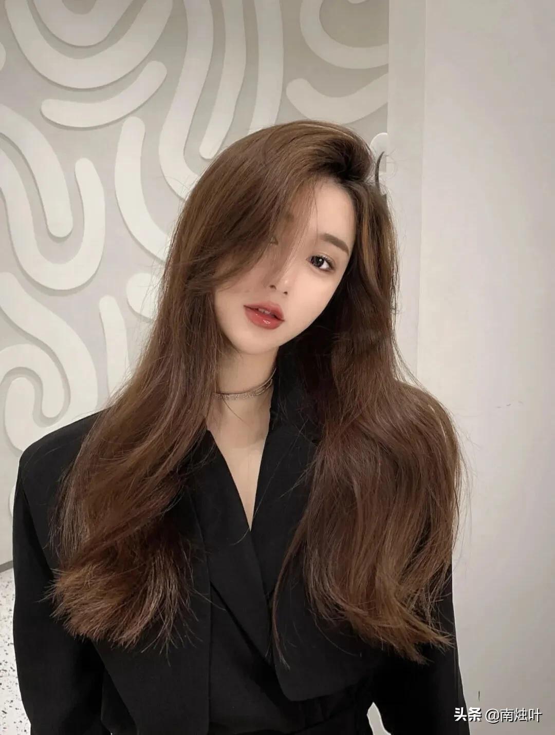 超级显白酷感爆棚的发色推荐,女生好看的偏冷绿调雾感发色