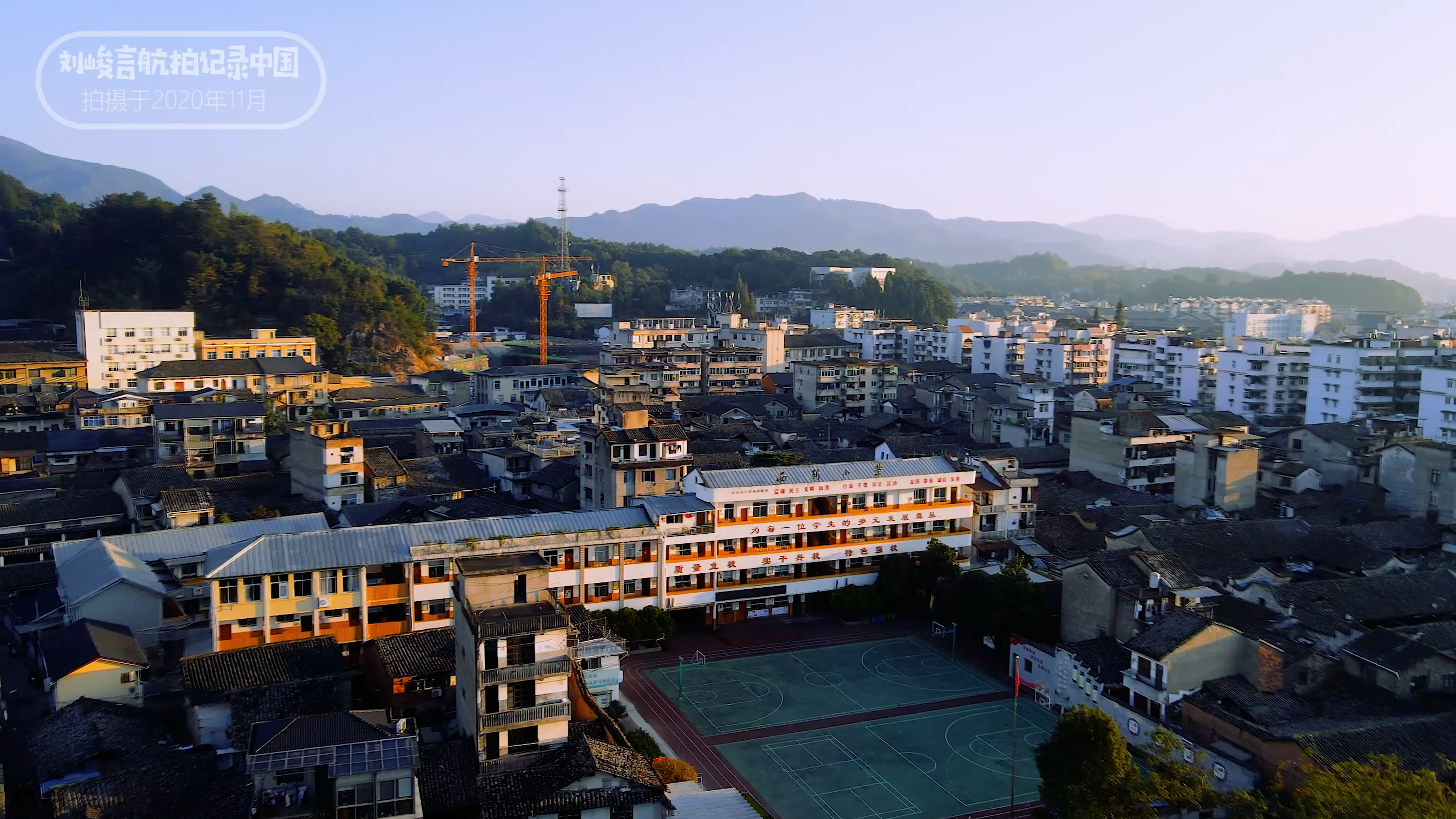 龙泉的青瓷宝剑有名气,为什么龙泉盛产宝剑