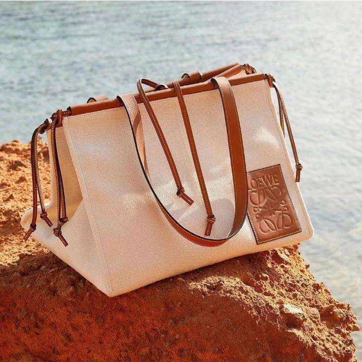 顾佳用奢侈品包包挤不进贵妇圈，纽约市民却用包把狗狗带上了地铁