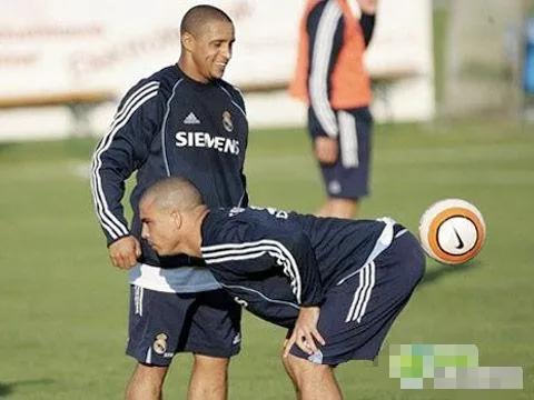 足球场上的尴尬搞笑事,足球场上那些啼笑皆非