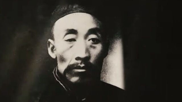 毛主席看到与母亲的合影，激动地用土话问道：咯是从哪里拱出来的