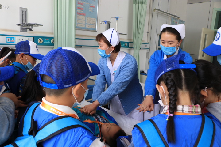 新华小记者走进包头市第四医院