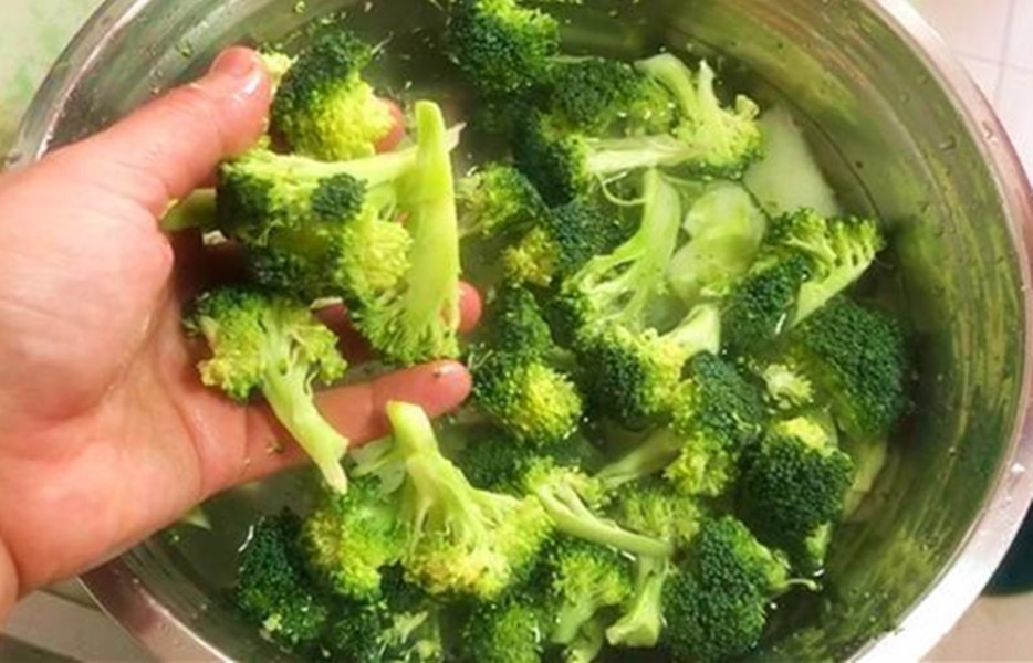 怎么清洗西兰花能去除农药和虫卵,西兰花可以直接用盐水泡出虫卵吗