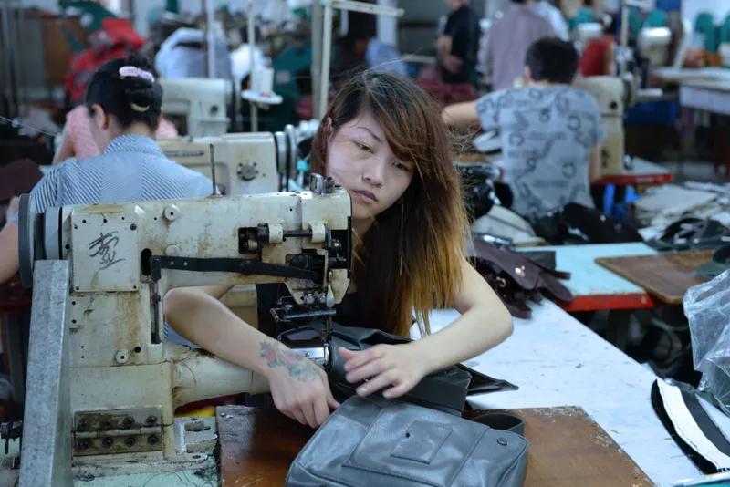 他用20年,拍下了流水线上的一代“打工人”