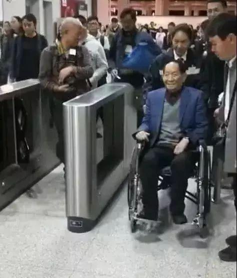 89岁袁隆平现状：坐轮椅出行，仅带一名助理，他的工资打脸众明星