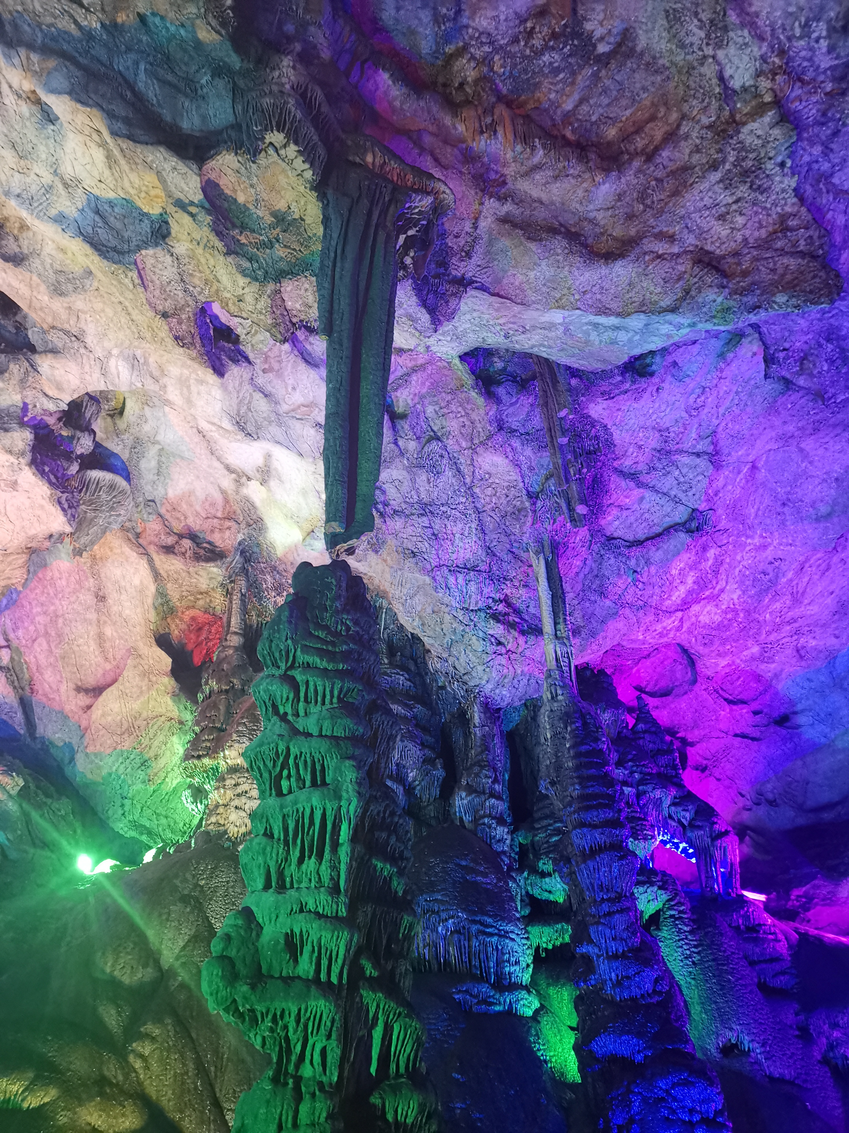 这个山洞可以装下万头大象？别瞎想，此“象”非彼“象”