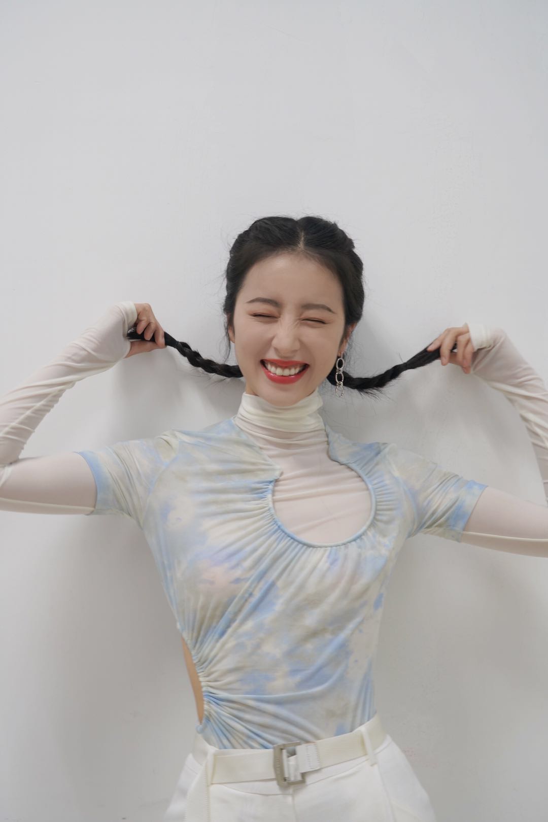 最近流行两个小辫子发型,周雨彤辫子发型叫什么发型