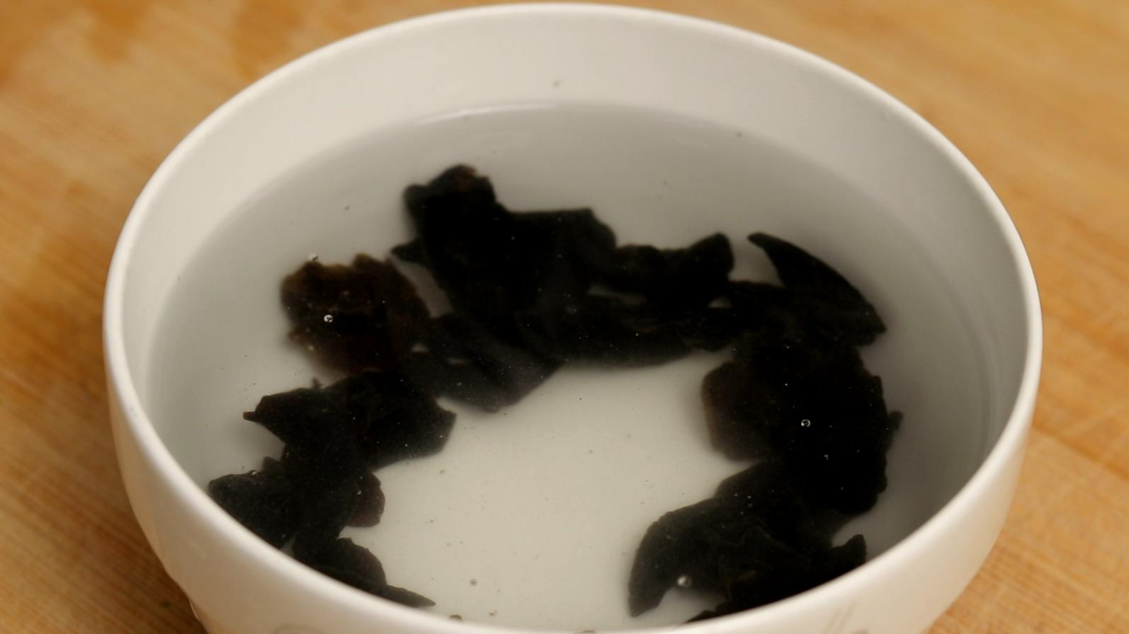 西兰花必须焯水炒最好吃不上火,炒西兰花焯水的正确做法