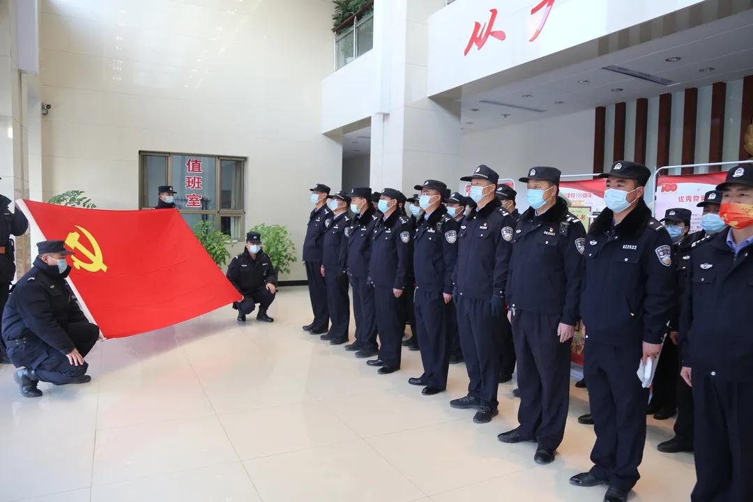 战疫一线党徽闪亮党旗飘扬,守卫战疫一线书写忠诚担当