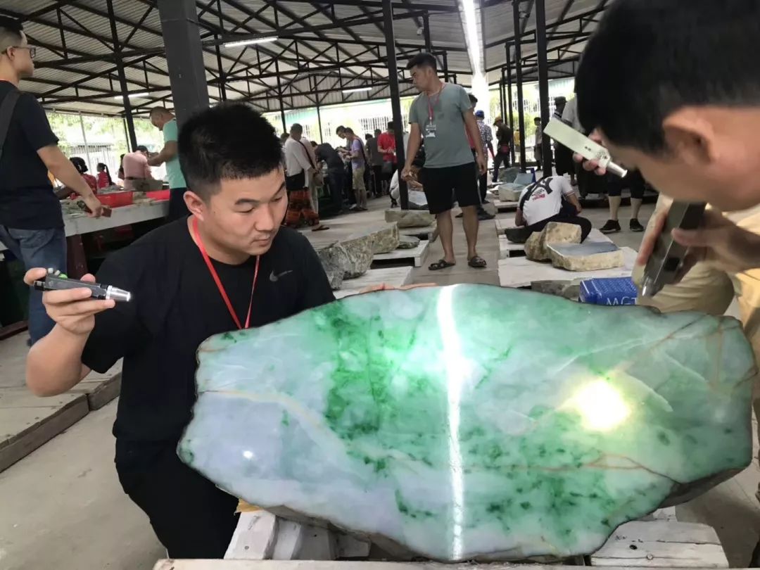 中缅边境翡翠交易市场有多赚钱,中缅边境翡翠交易市场直播