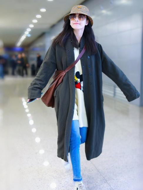 倪妮有种随性大气的美,倪妮黑色西装配什么鞋子