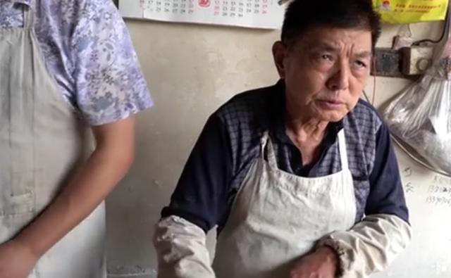 大叔卖传统小吃20年只涨过一次价,河南大叔卖地方小吃每天做300