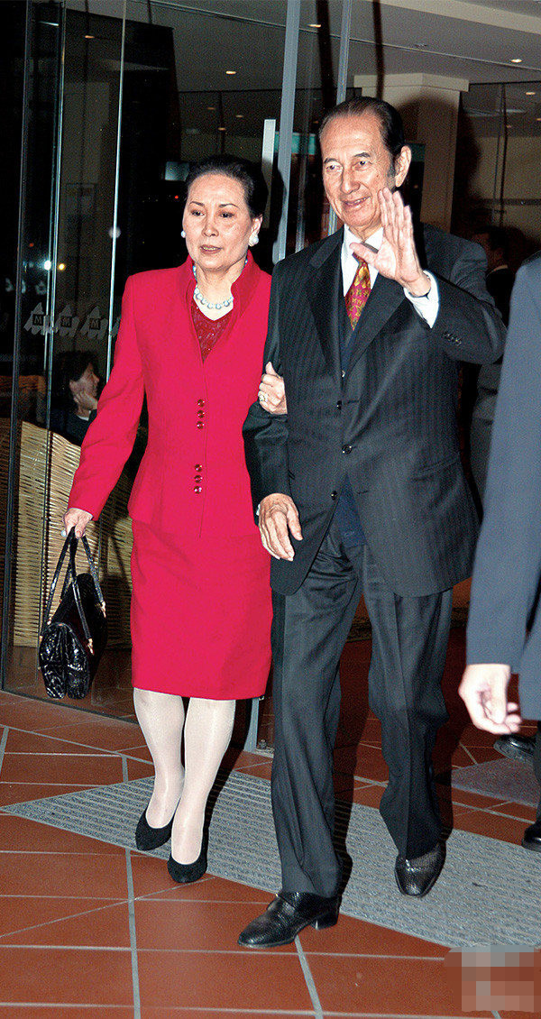 赌王挽联三太四太内容,赌王三位太太的挽联曝光了地位