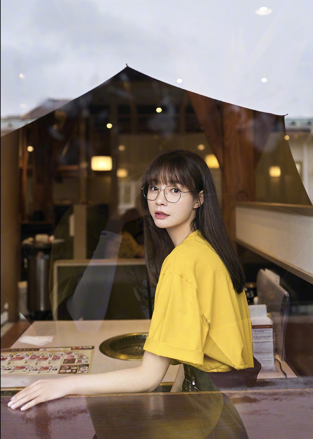 沈梦辰牛仔背带穿出少女感,沈梦辰粉色卫衣配短裤