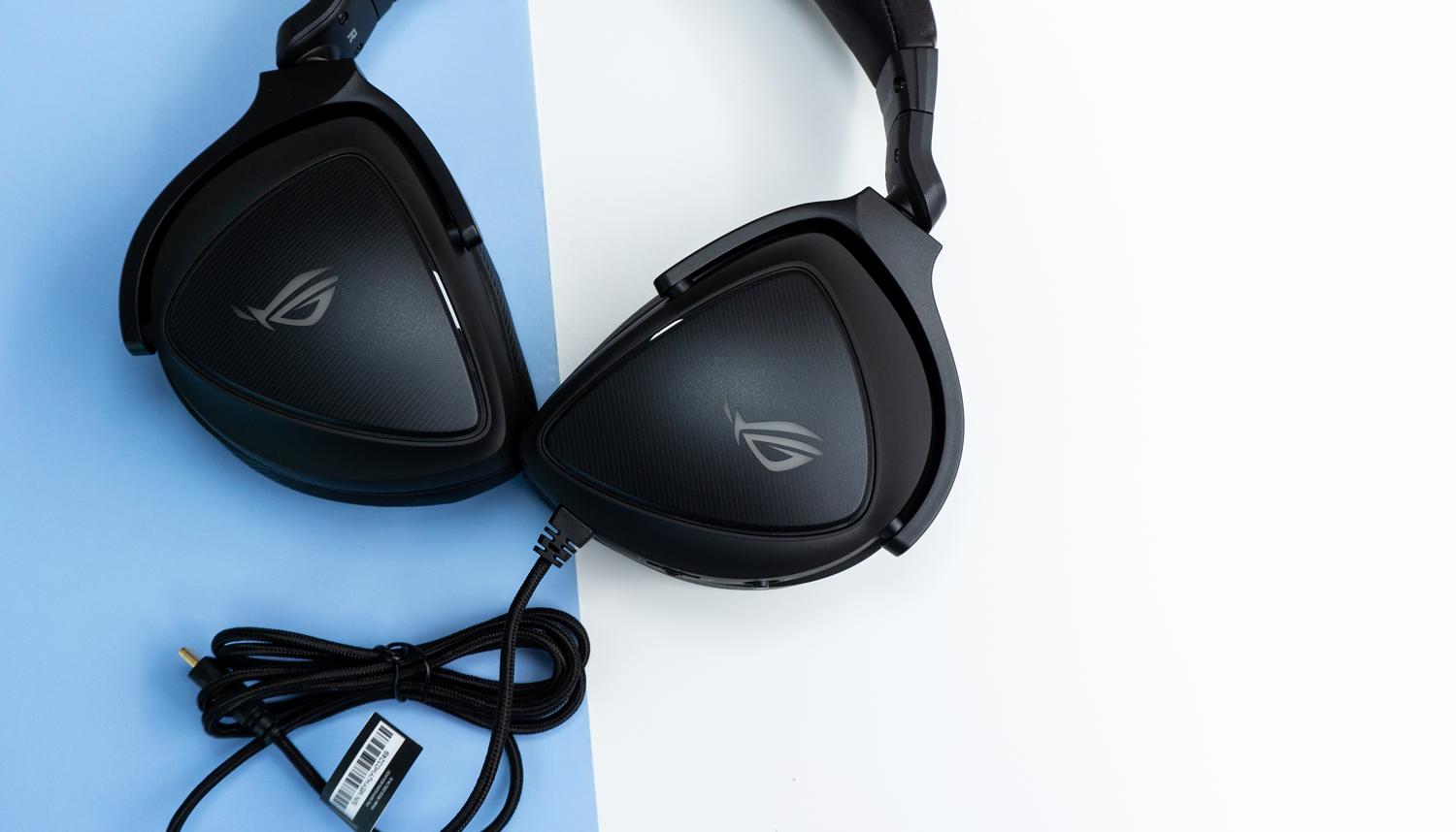 游戏宅的电脑桌面,游戏头戴式耳机rog棱镜s