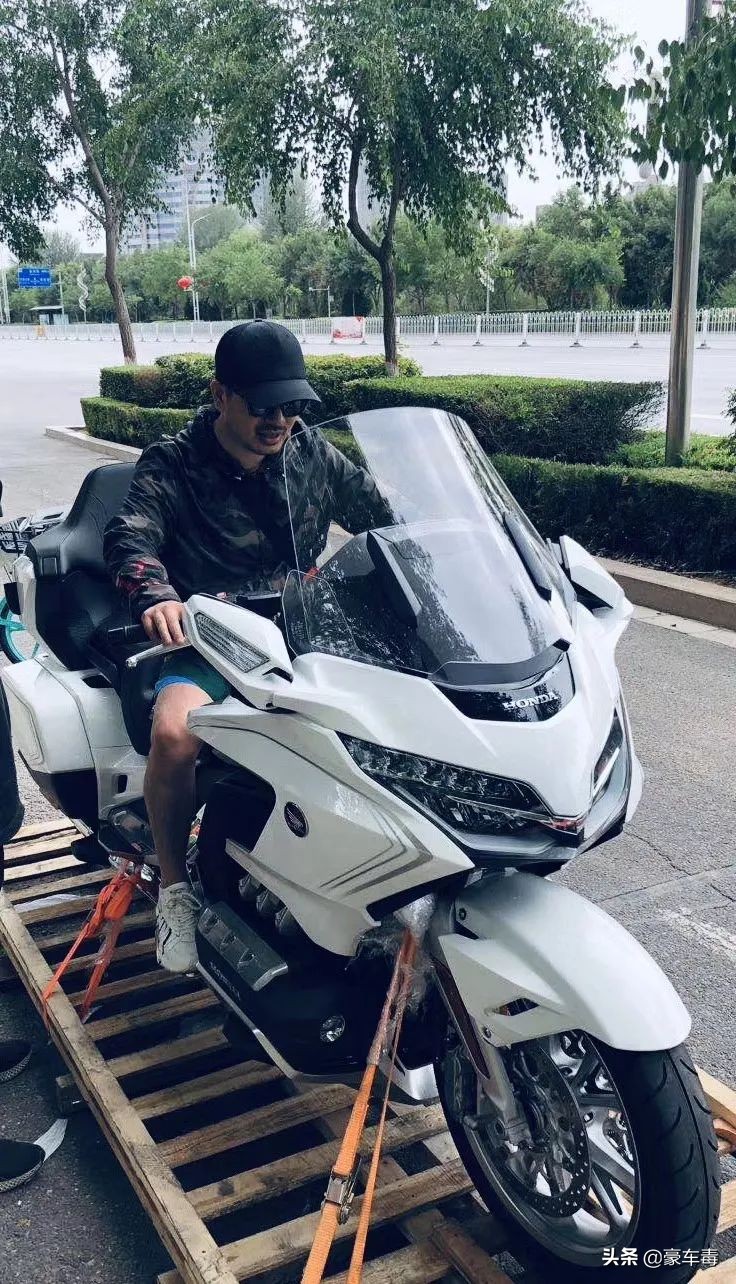 豪车毒老纪考斯特,豪车毒老纪小跟班