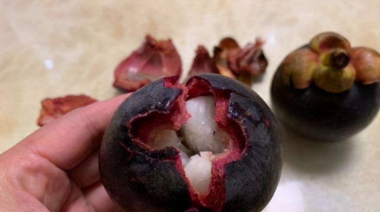 如何快速剥开山竹还不脏手,山竹怎么才能简易把它剥开