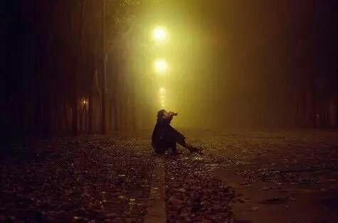 只因为在人群中多看了你一眼歌名,只因为在人群中多看了你一眼