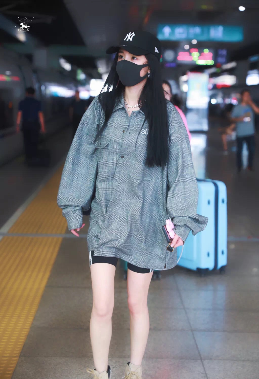 辣妈杨幂夏季最新街拍造型,杨幂秋季穿搭技巧