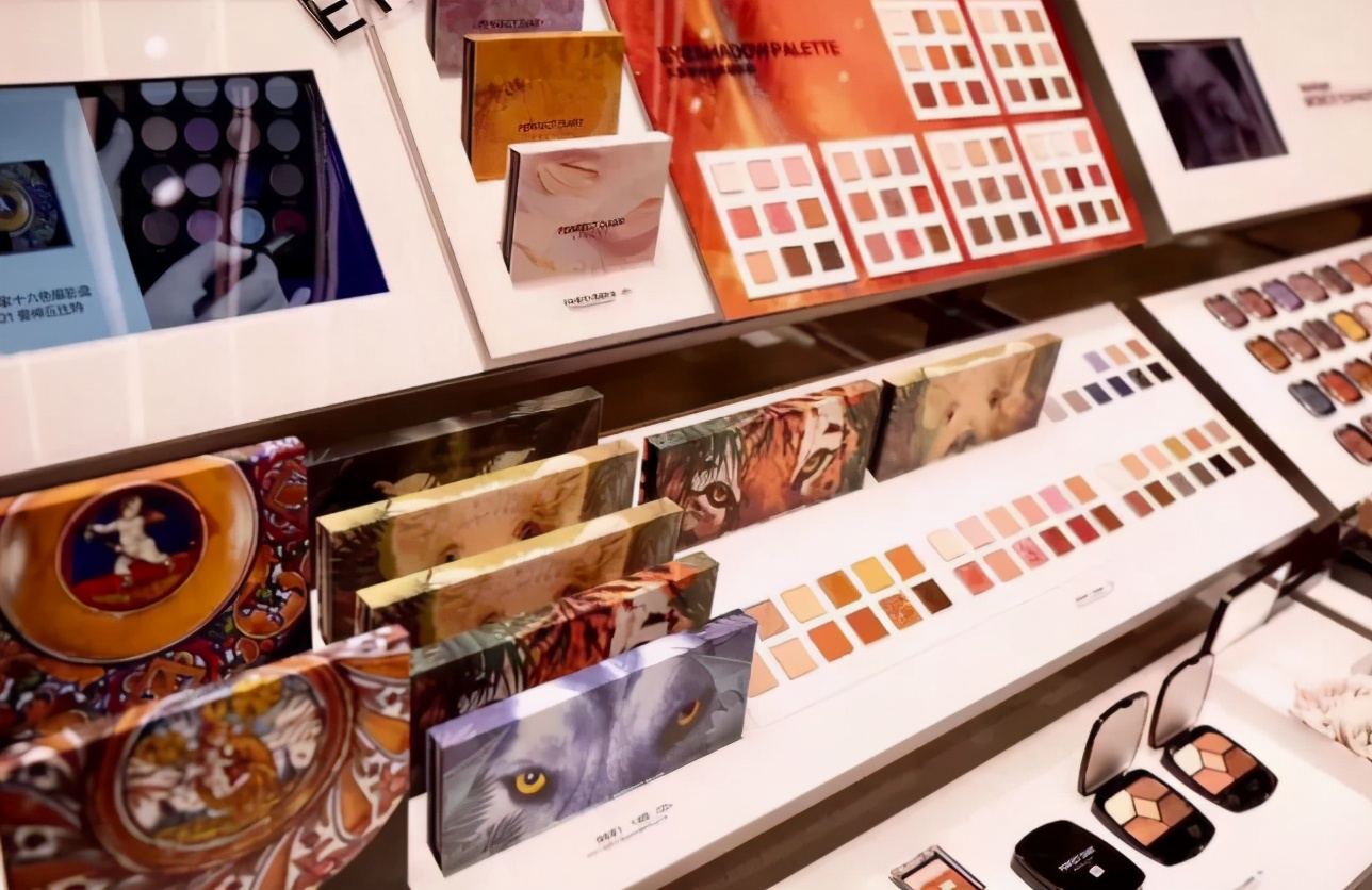 完美日记发展中的零售渠道布局,完美日记创业商业模式