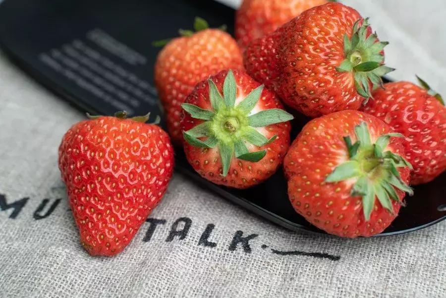 一下子吃了很多草莓,一下子吃了300g草莓