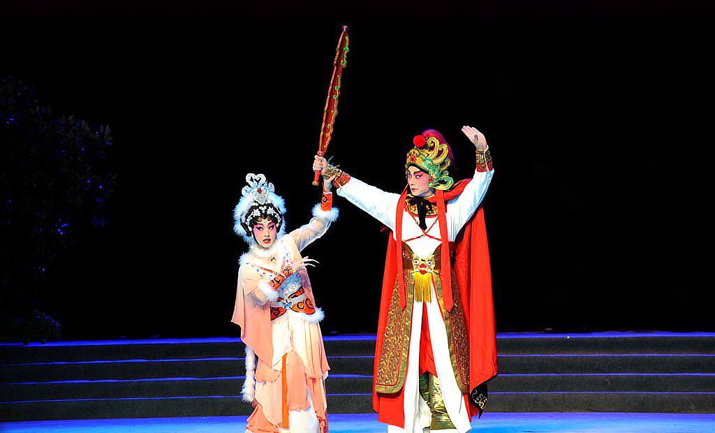 观音菩萨和谁一起供奉,观音菩萨两边的金童玉女谁在左