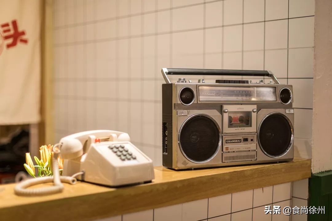 徐州闹市一角，还原了80年代的市井范儿！笸箩上菜，98元吃17样！