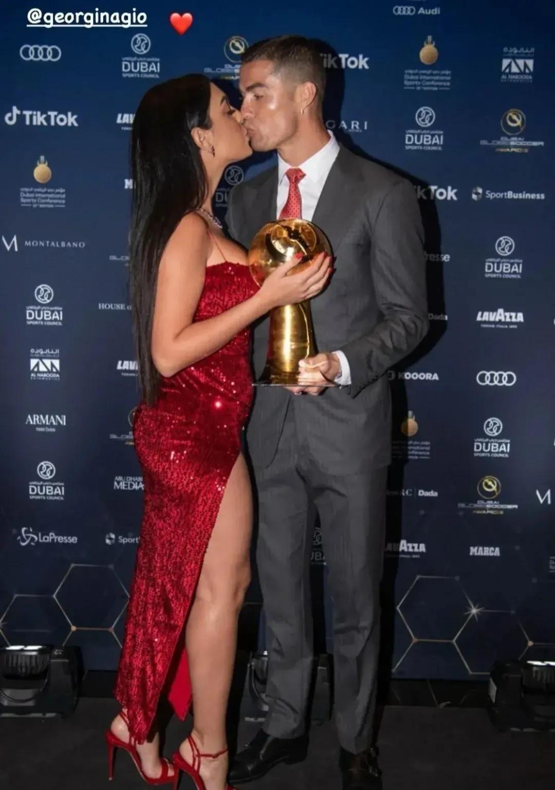 环球足球奖c罗和曼城合影,环球足球奖c罗是创始人么